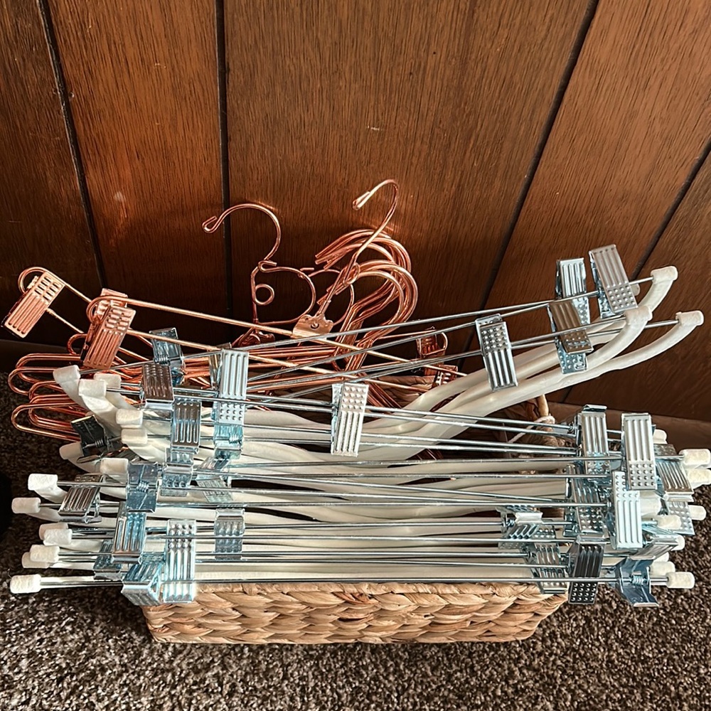 Bundle of rosegold and white velvet hangers !